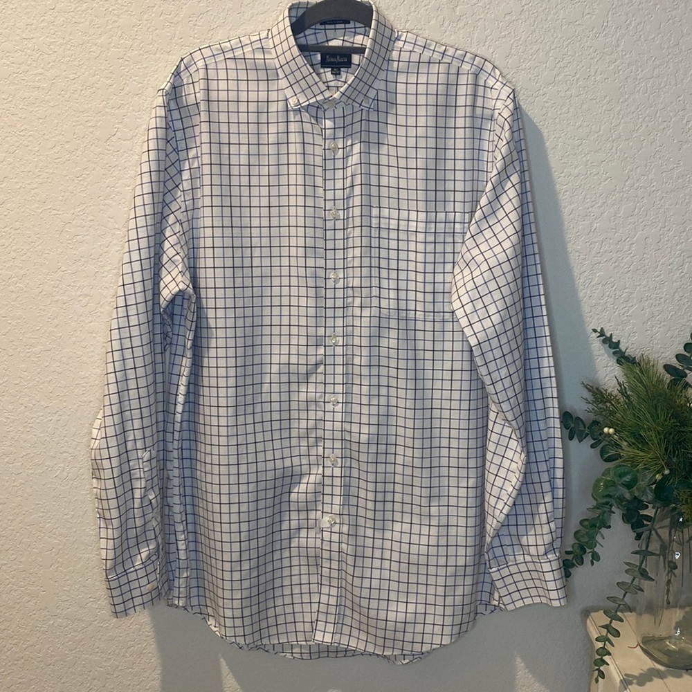 NEIMAN Marcus Wrinkle Free Men’s Dress Shirt
